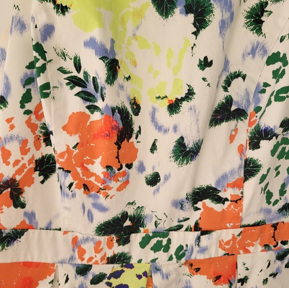 "Flirty and Fun: Gap Tall White Knee-Length Dress with Vibrant Multi-Colored Flo - Picture 9 of 9